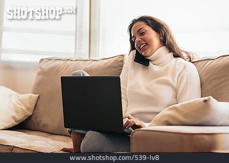 
                Frau, Lächeln, Zuhause, Laptop, Telefonieren, Home Office                   