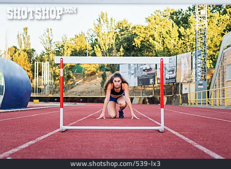 
                Leichtathletik, Hürde, Startposition, Hürdenlauf, Athletin                   