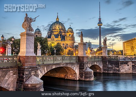 
                Berlin, Fernsehturm, Berliner Dom, Schlossbrücke                   