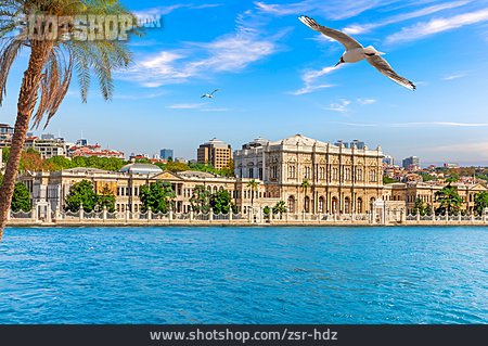 
                Bosporus, Istanbul, Dolmabahçe-palast                   