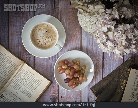 
                Kaffee, Buch, Lesen                   
