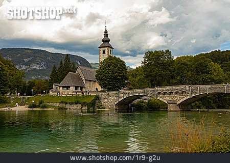 
                Kirche, Steinbrücke, Ribčev Laz, Bohinjsee                   