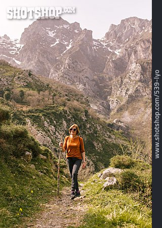 
                Seniorin, Wanderung, Wanderstock, Bergwanderung, Picos De Europa                   