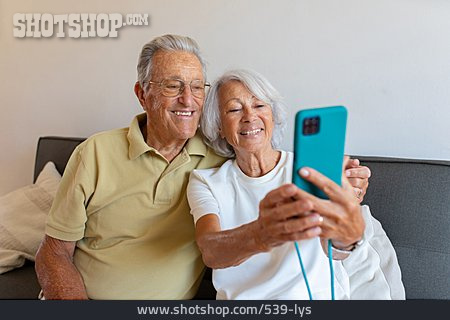
                Lächeln, Seniorenpaar, Video Call                   