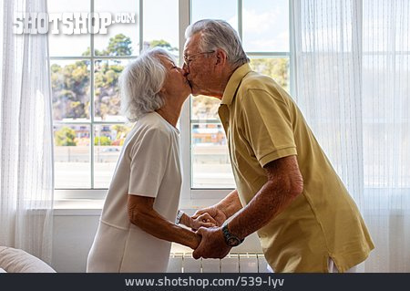 
                Zärtlichkeit, Kuss, Nähe, Seniorenpaar                   