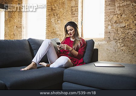 
                Frau, Sofa, Entspannt, Internet, Online, Smartphone                   