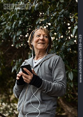 
                Seniorin, Lächeln, Smartphone, Musik Hören                   
