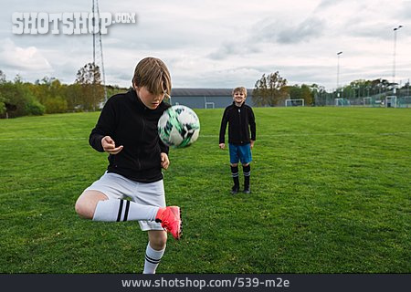 
                Fußball, Spielen, Geschwister                   