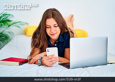 
                Teenager, Zuhause, Schreiben, Bett, Online                   