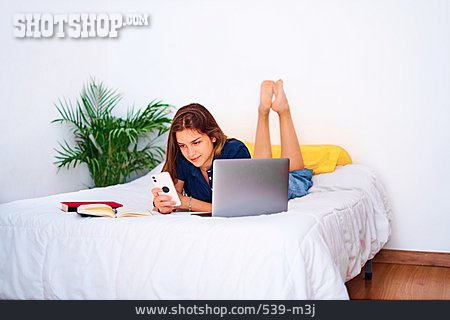 
                Teenager, Zuhause, Bett, Entspannt, Online, Smartphone                   