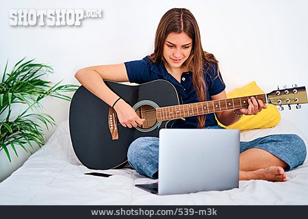 
                Teenager, Gitarre, Online, üben, Gitarre Spielen                   
