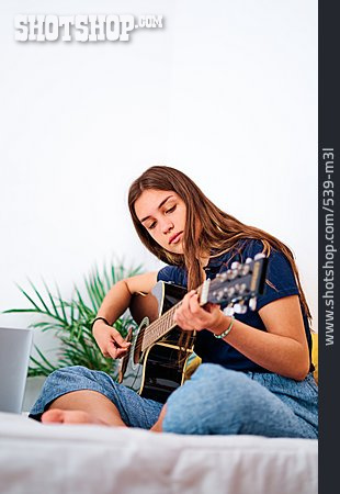 
                Teenager, Gitarre Spielen                   