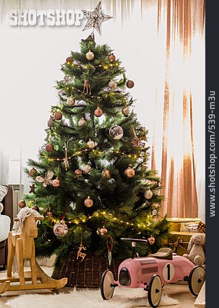 
                Bescherung, Geschenke, Weihnachtsbaum, Schaukelpferd, Rennauto                   