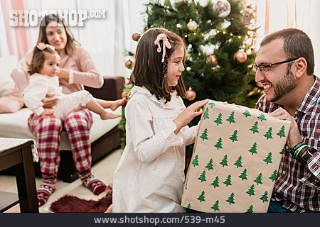 
                Vater, überraschung, Weihnachten, Tochter, Bescherung, Auspacken                   