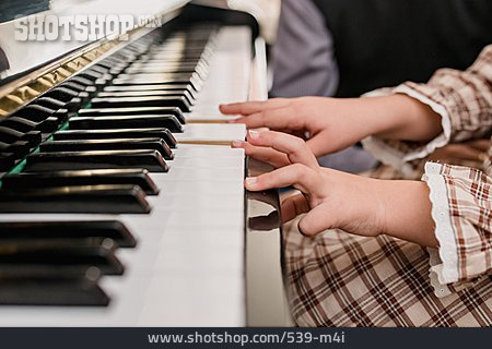 
                Kleinkind, Kinderhand, Klavierspielen                   