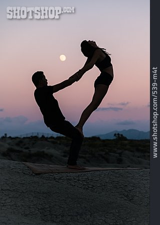 
                Paar, Dämmerung, Balance, Outdoor Yoga, Acro Yoga                   