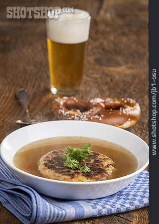 
                Mittagessen, österreichische Küche, Kaspressknödelsuppe                   