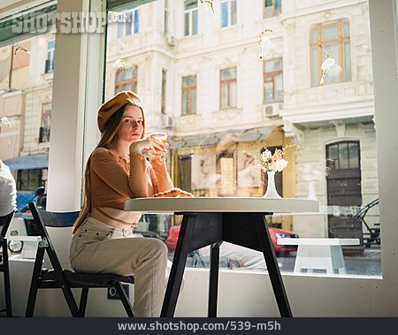 
                Junge Frau, Café, Porträt, Fensterplatz                   