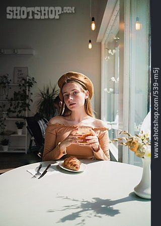 
                Junge Frau, Sonnenlicht, Café, Modisch, Französisch                   
