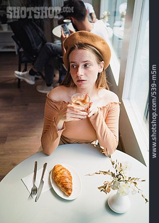 
                Junge Frau, Nachdenklich, Café, Porträt                   