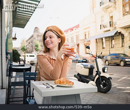 
                Junge Frau, Lächeln, Café, Frühstück, Entspannt, Französisch                   