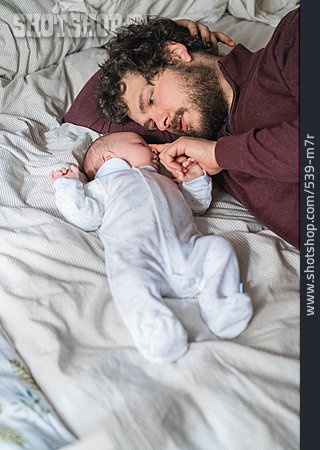
                Vater, Verbundenheit, Neugeborenes, Elternschaft                   