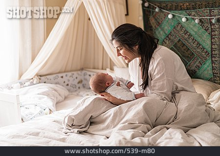
                Säugling, Mutter, Halten, Schlafzimmer                   