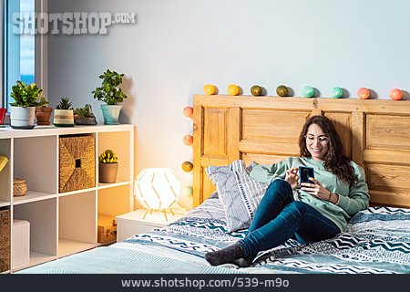 
                Benutzen, Zuhause, Gemütlich, Online, Schlafzimmer, Smartphone                   