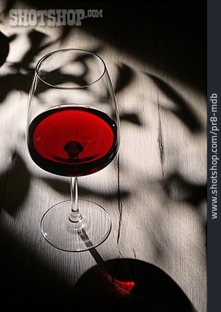 
                Rotwein, Rotweinglas, Lichtstimmung                   