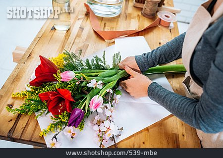 
                Blumenstrauß, Binden, Floristin                   