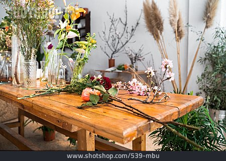 
                Tisch, Floristik, Blumenladen                   