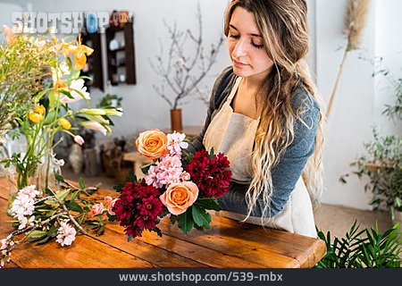 
                Blumenstrauß, Arbeitsplatz, Binden, Blumenladen, Floristin                   