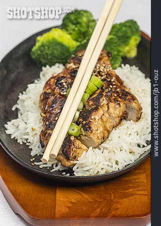 
                Asiatische Küche, Reis, Hühnchenbrust                   