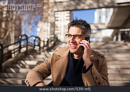 
                Mann, Lächeln, Herbst, Telefonieren                   
