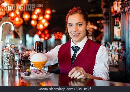 
                Cocktail, Servieren, Cocktailbar                   