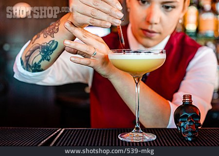 
                Cocktail, Zubereitung, Cocktailbar, Pipette, Barkeeperin                   