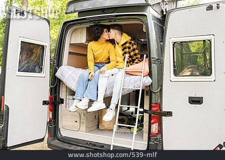 
                Paar, Romantisch, Küssen, Reise, Campingbus                   