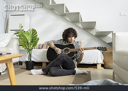 
                Zuhause, Musiker, Gitarre Spielen, Gitarrist                   