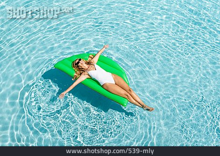 
                Junge Frau, Sommer, Unbeschwert, Swimming Pool, Sonne Tanken                   