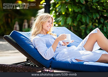 
                Junge Frau, Glücklich, Entspannen, Sonnenliege, Ferienanlage, Sommerurlaub                   
