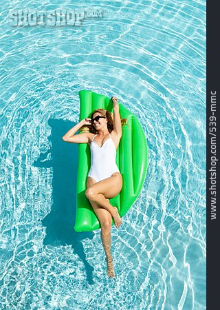 
                Junge Frau, Sommer, Unbeschwert, Entspannen, Swimming Pool, Sonne Tanken                   