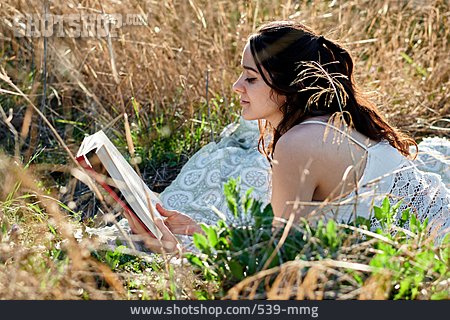 
                Junge Frau, Wiese, Sommer, Lesen, Entspannen                   