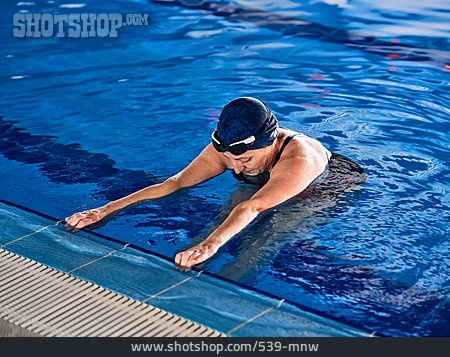 
                Schwimmbad, Aktive Seniorin, Aquafitness                   