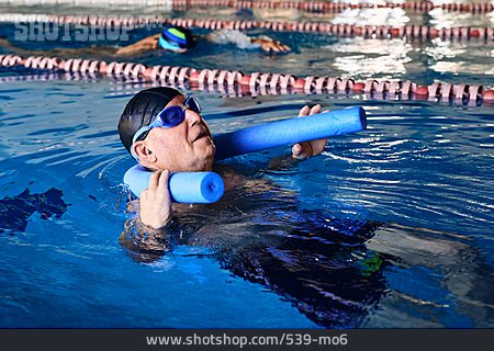
                Aktiver Senior, Rückenschwimmen, Schwimmnudel                   