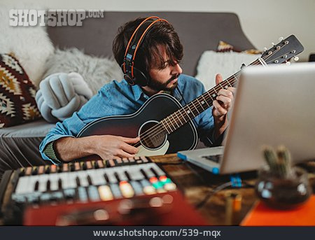 
                Laptop, Gitarre, Musiker, Gitarre Spielen, Komponieren                   