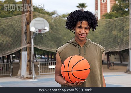 
                Lächeln, Urban, Basketball, Basketballplatz, Person Of Color                   