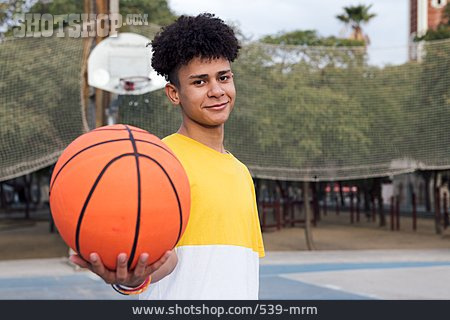 
                Junger Mann, Basketball, Basketballplatz, Hinhalten                   