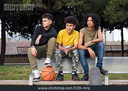
                Sitzbank, Freunde, Skateboard, Basketball                   