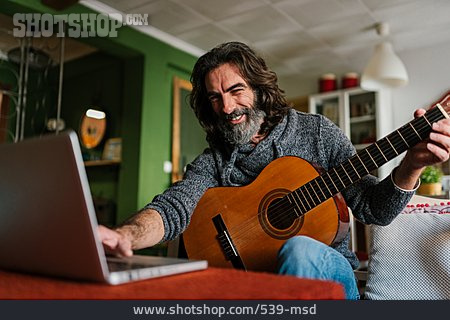 
                Mann, Lächeln, Hobby, Gitarre, Online                   