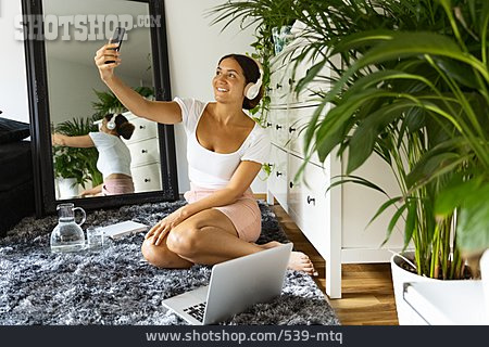 
                Frau, Zuhause, Smartphone, Selfie                   
